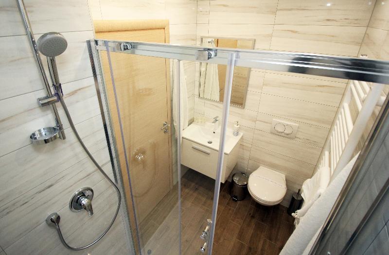 Hotel 4 In