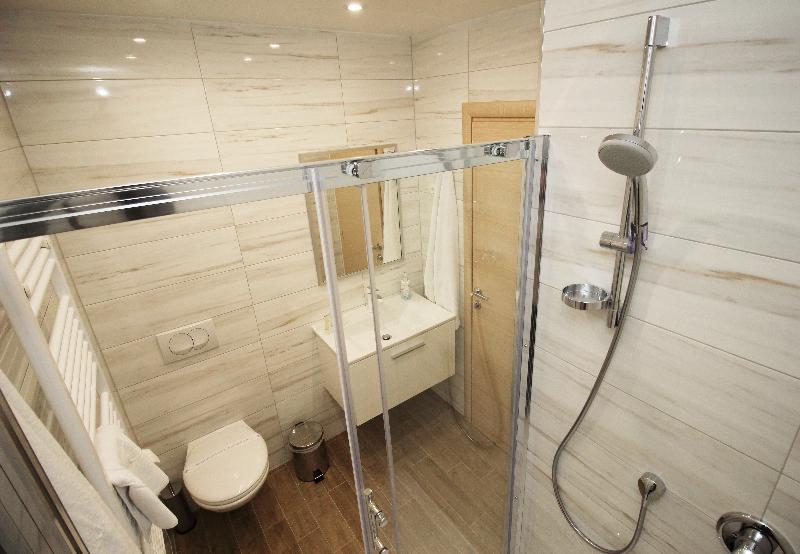 4 In Hotel 4*